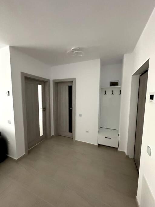 Central River Apartment คลูจ-นาโปกา ภายนอก รูปภาพ