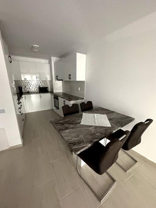 Central River Apartment คลูจ-นาโปกา ภายนอก รูปภาพ