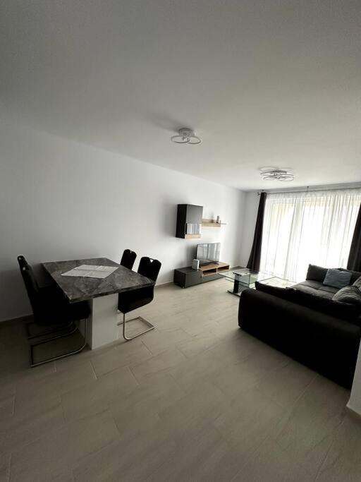 Central River Apartment คลูจ-นาโปกา ภายนอก รูปภาพ