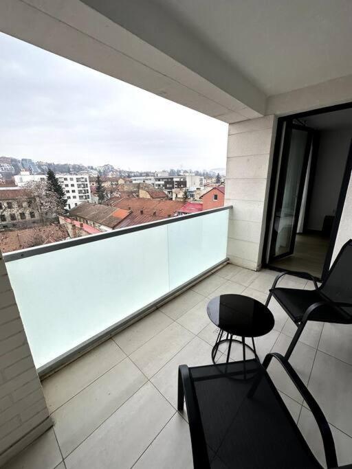 Central River Apartment คลูจ-นาโปกา ภายนอก รูปภาพ